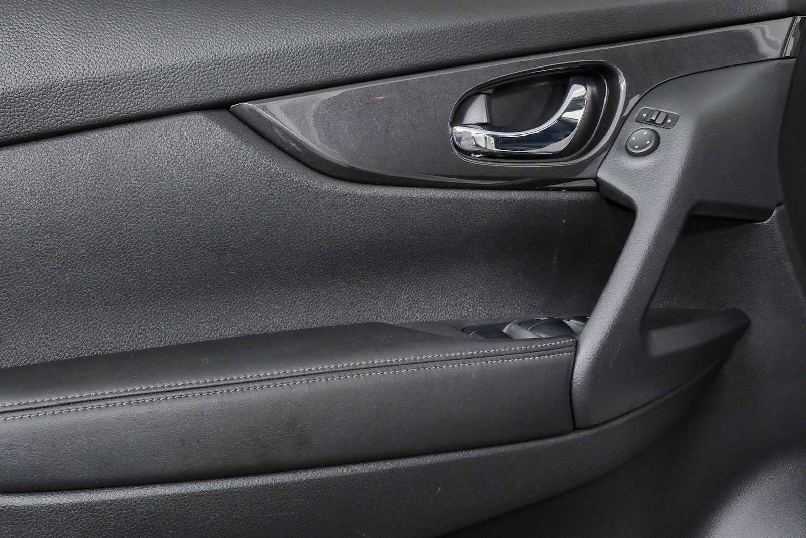Used 2020 Nissan Rogue S w/ Special Edition Package FWD image 6