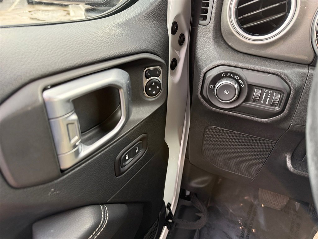 Used 2019 Jeep Wrangler Unlimited Sahara image 28