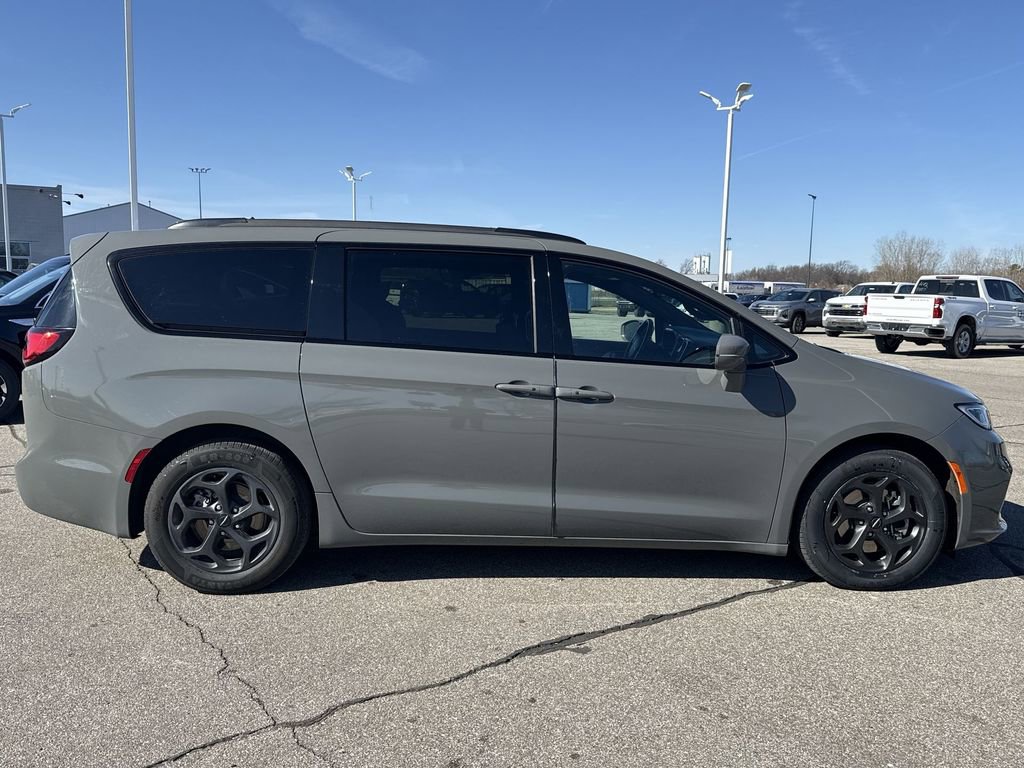 Used 2021 Chrysler Pacifica Touring w/ Uconnect Theater Family Group image 9