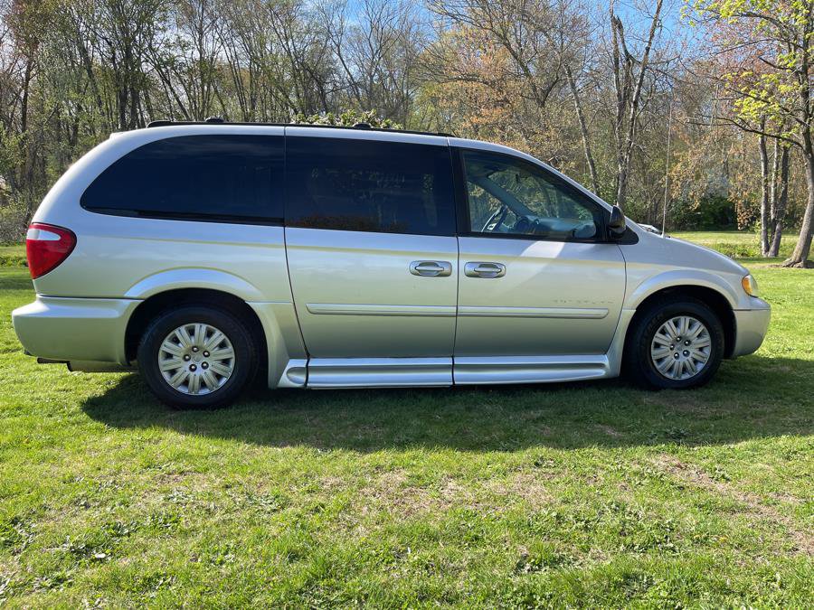 Used 2005 Chrysler Town & Country LX w/ Popular Equipment Group II FWD image 2
