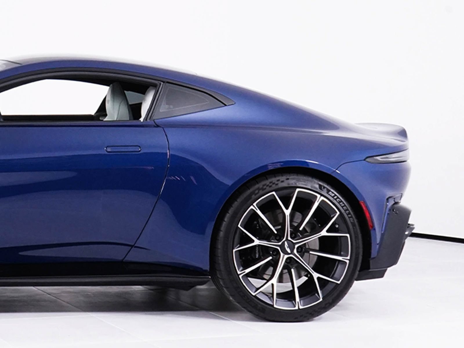 Used 2025 Aston Martin V8 Vantage Coupe RWD image 13