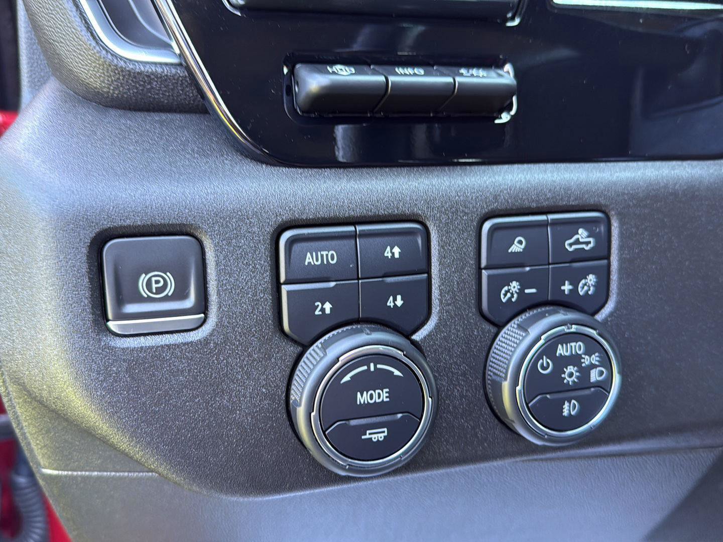 Used 2024 Chevrolet Silverado 2500 LTZ w/ LTZ Convenience Package AWD/4WD image 18