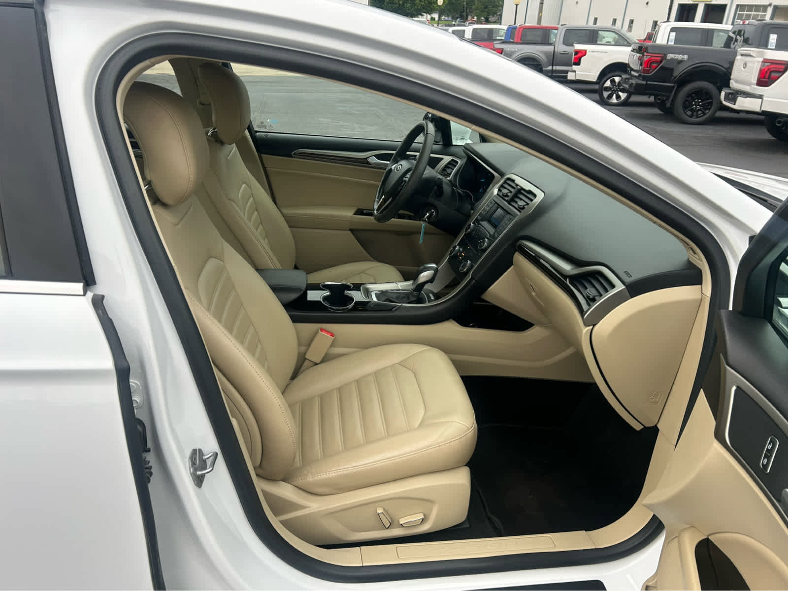 Used 2014 Ford Fusion SE w/ Equipment Group 202A FWD image 11