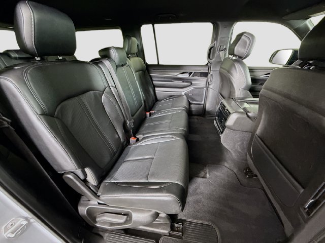 Used 2023 Jeep Wagoneer Series II AWD/4WD image 28