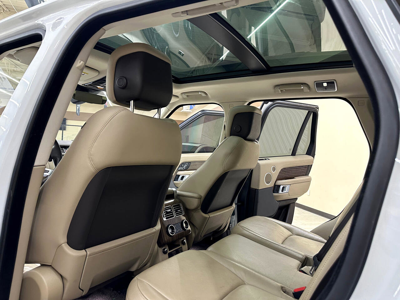 Used 2019 Land Rover Range Rover image 34