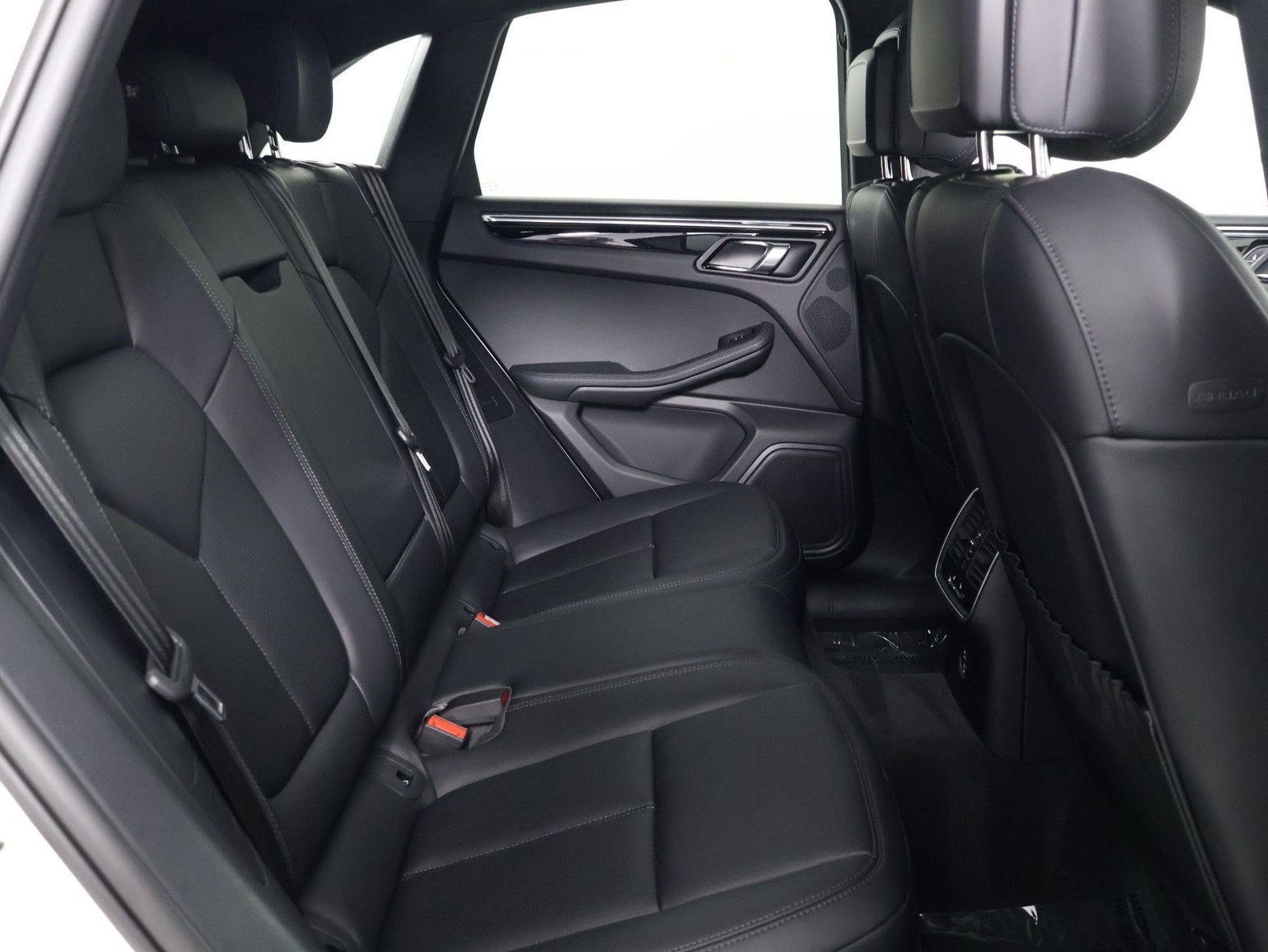 Certified 2026 Porsche Macan AWD/4WD image 32