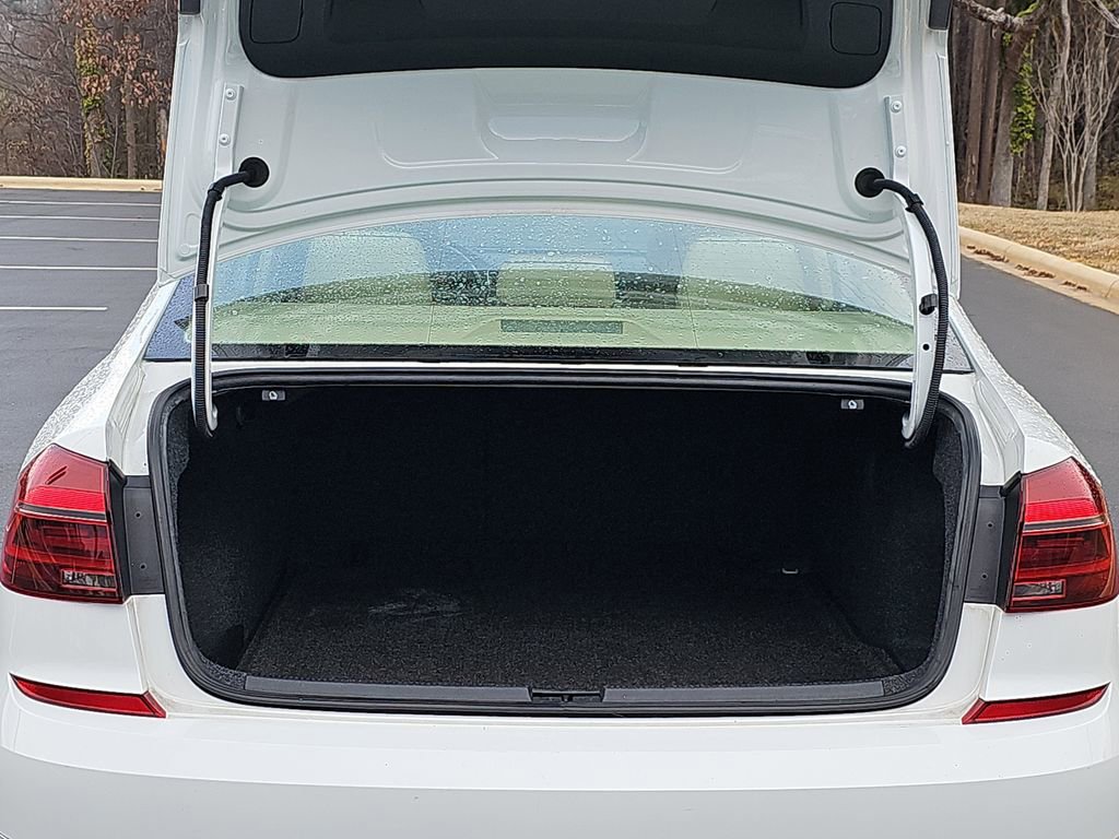 Used 2017 Volkswagen Passat 1.8T R-Line w/ R-Line Lighting Package image 14