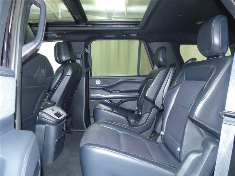 Used 2025 Lincoln Navigator Reserve w/ Jet Appearance Package image 32