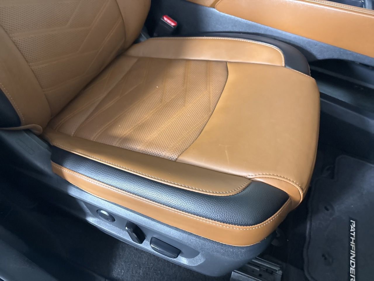 Used 2024 Nissan Pathfinder Platinum w/ Cargo Package image 30