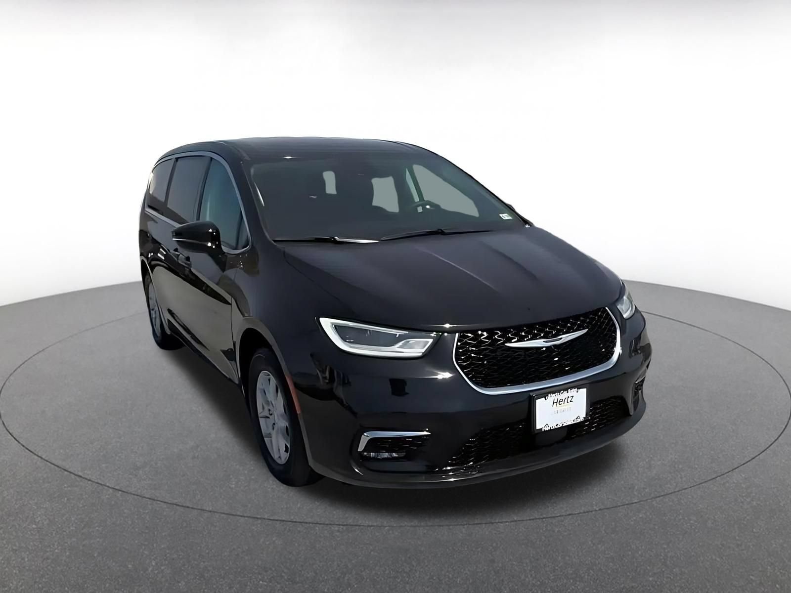 Used 2024 Chrysler Pacifica Touring-L FWD image 3