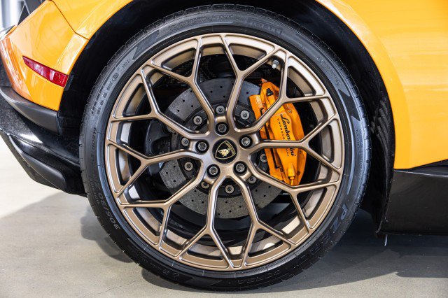 Used 2018 Lamborghini Huracan Performante AWD/4WD image 33