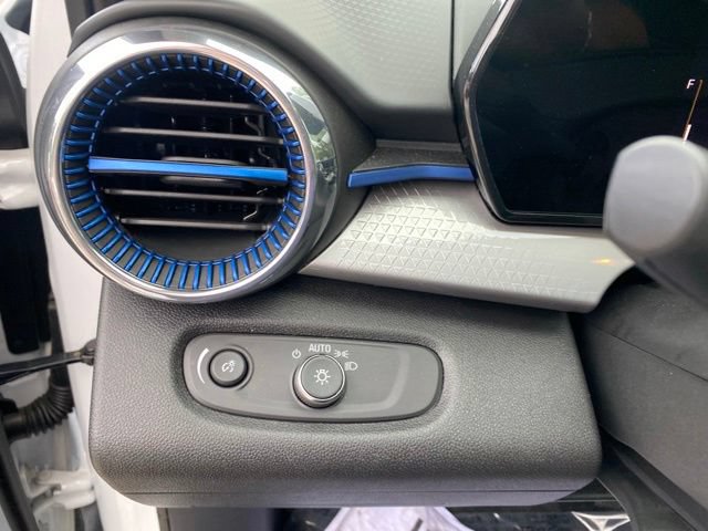 Used 2025 Chevrolet Trax LT FWD image 9