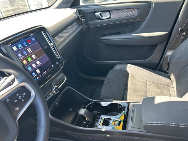 Used 2025 Volvo XC40 B5 Plus image 19