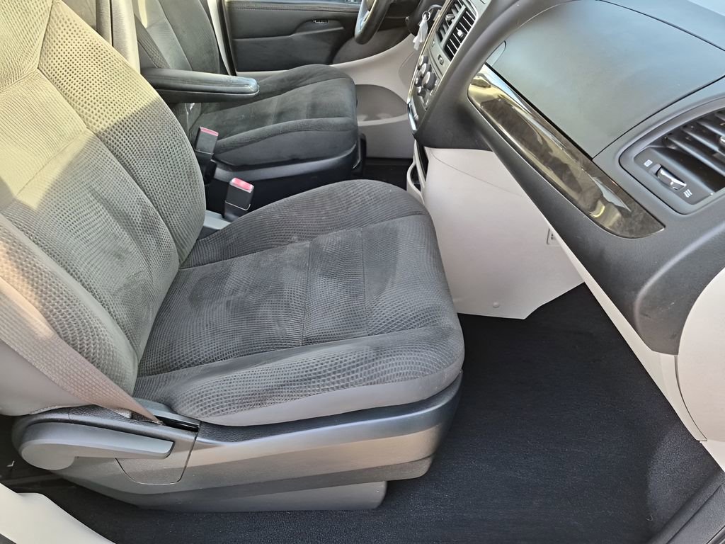 Used 2018 Dodge Grand Caravan SE w/ UConnect Hands-Free Group image 16