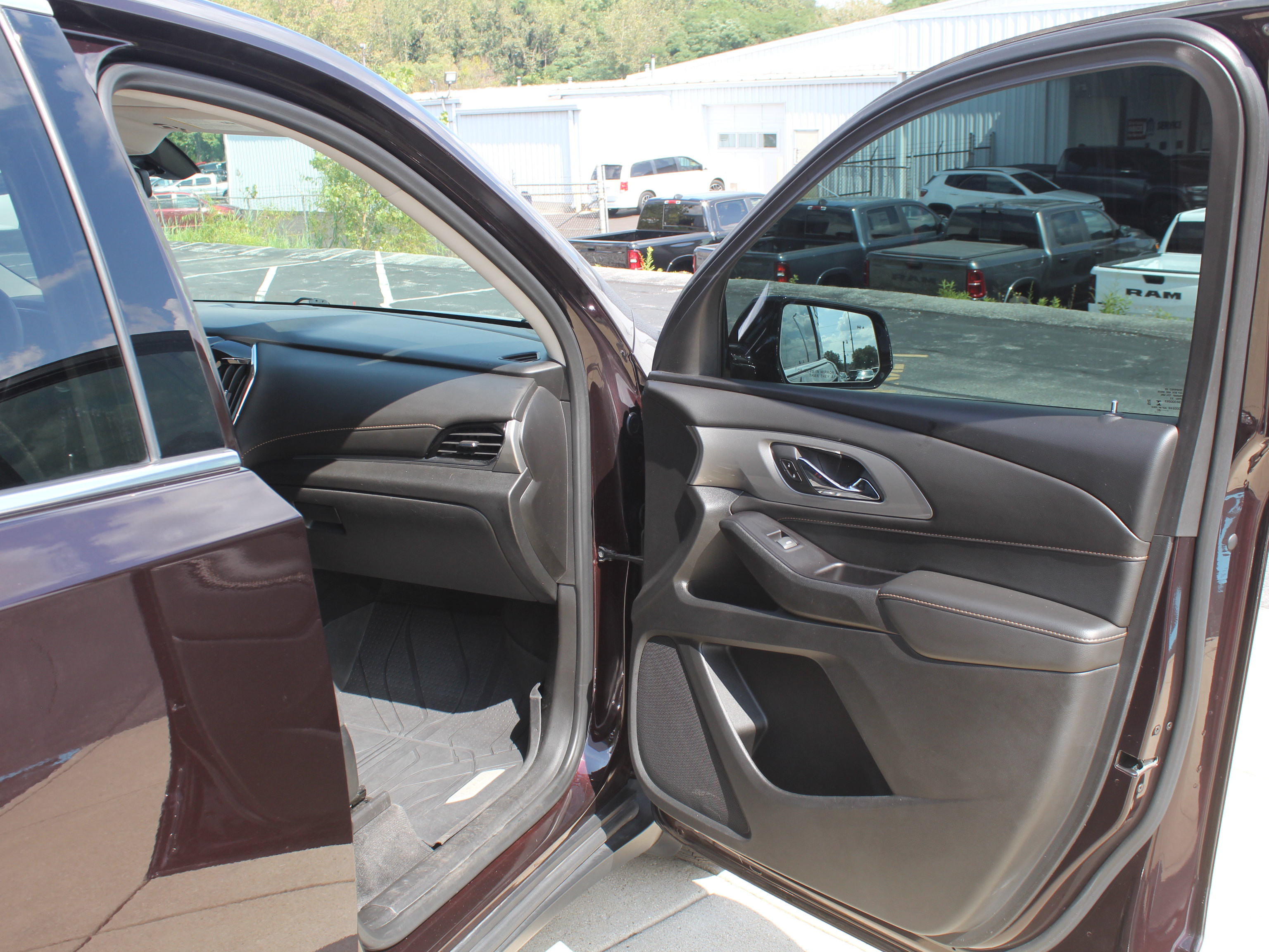 Used 2020 Chevrolet Traverse LT FWD image 28