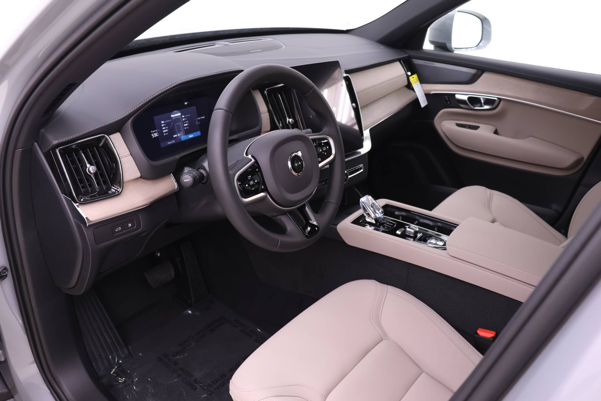 New 2026 Volvo XC90 T8 Plus w/ Protection Package Premier AWD/4WD image 6