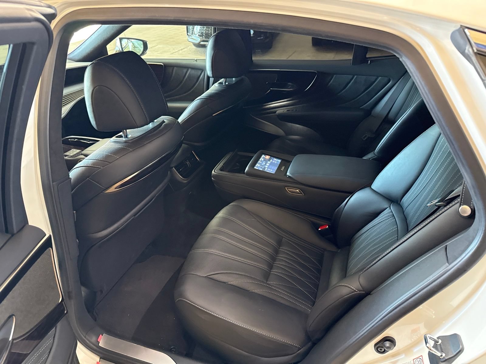 Used 2024 Lexus LS 500 w/ Luxury Package RWD image 6