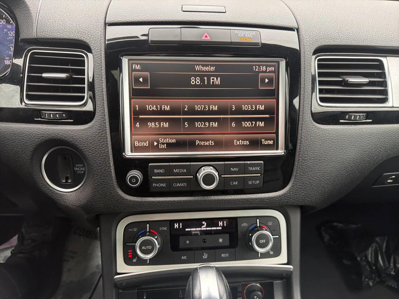 Used 2014 Volkswagen Touareg TDI image 9