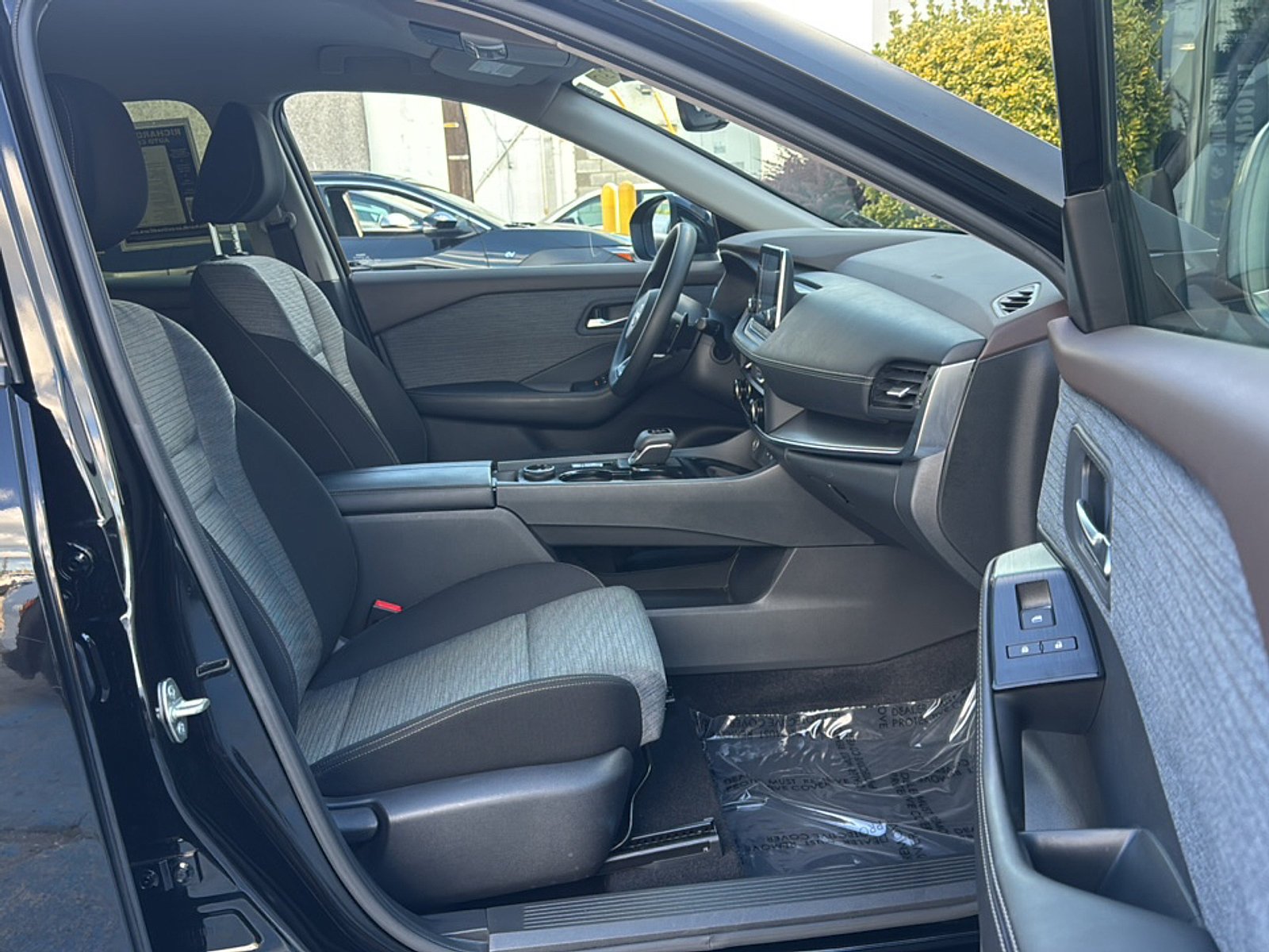 Used 2023 Nissan Rogue SV AWD/4WD image 14