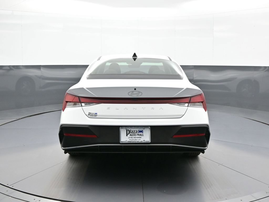 Certified 2025 Hyundai Elantra SE image 7
