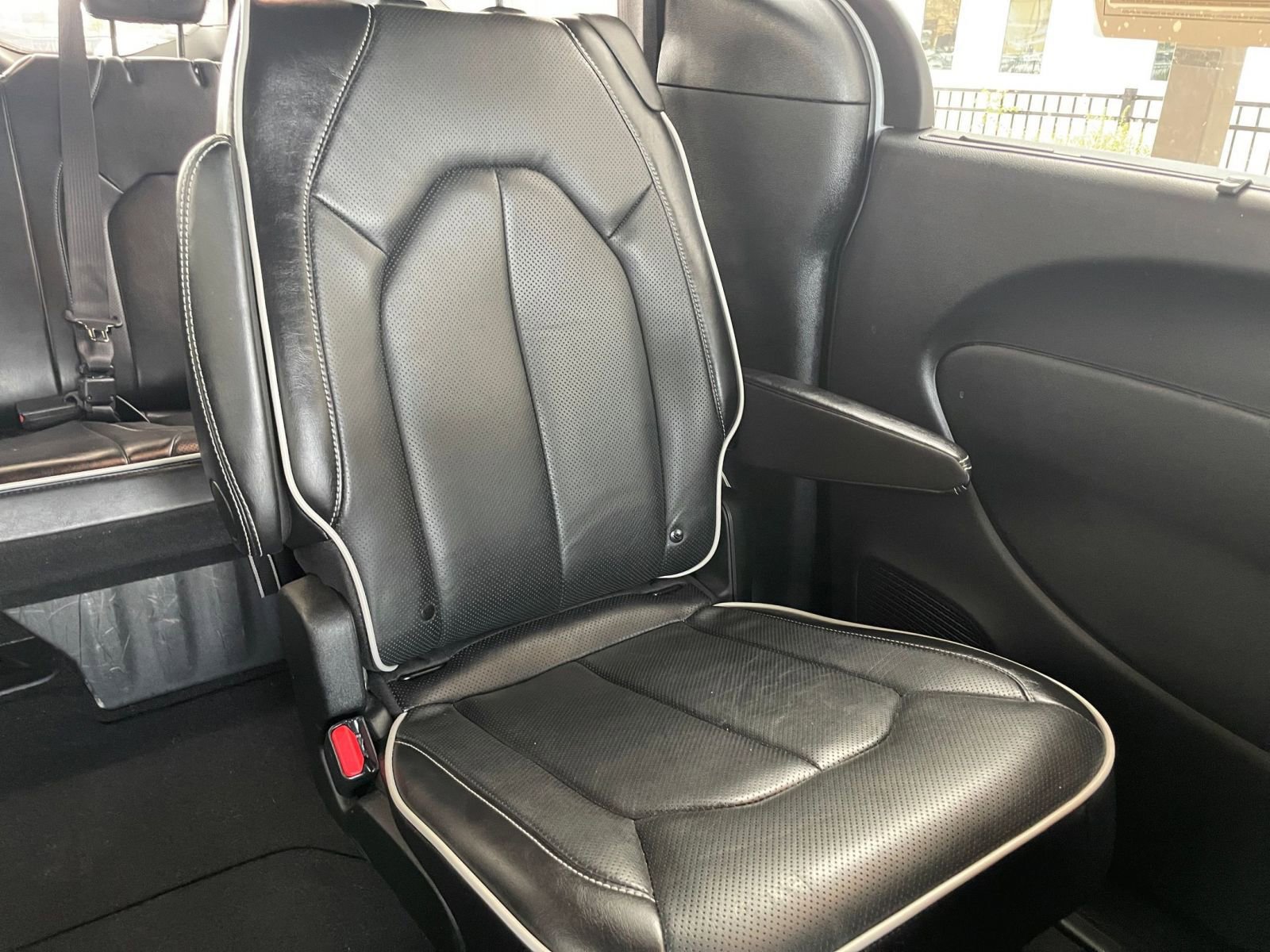 Used 2025 Chrysler Pacifica Limited image 44