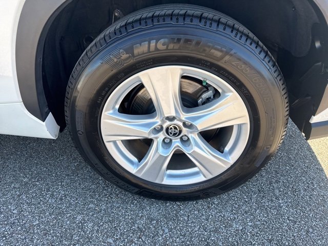 Used 2024 Toyota Highlander LE image 33