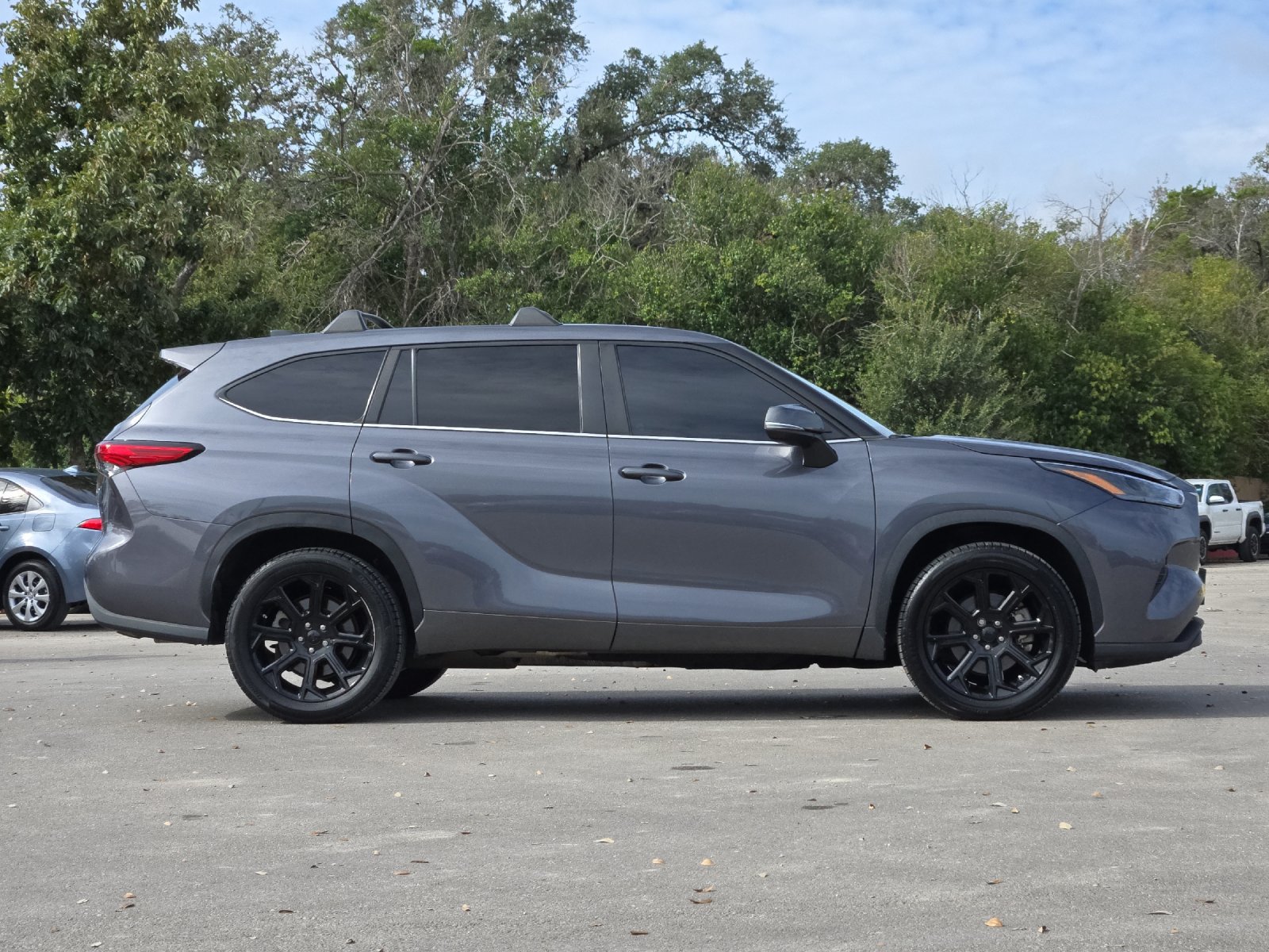 Used 2023 Toyota Highlander LE FWD image 6