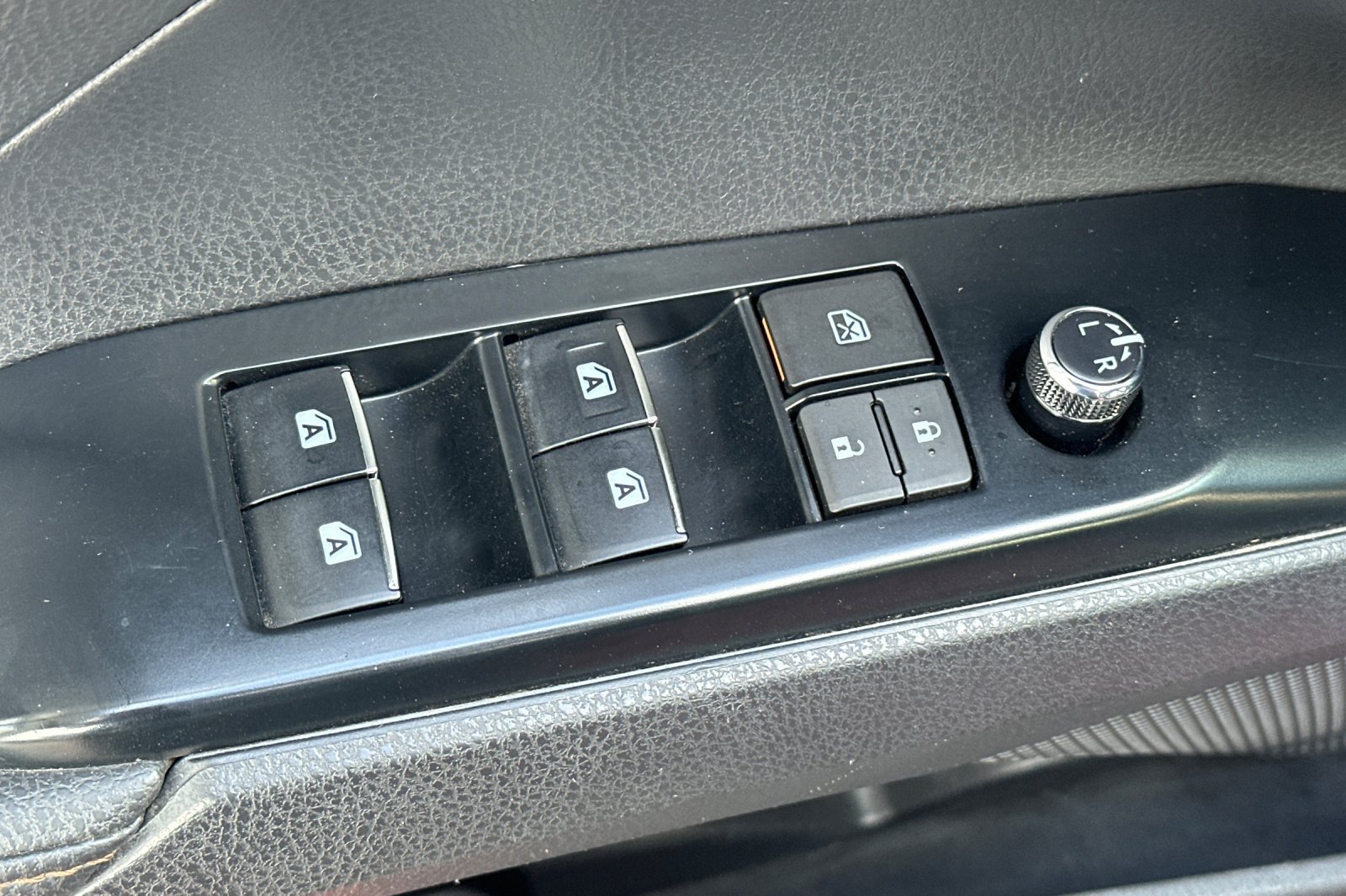 Used 2019 Toyota Camry XLE FWD image 14