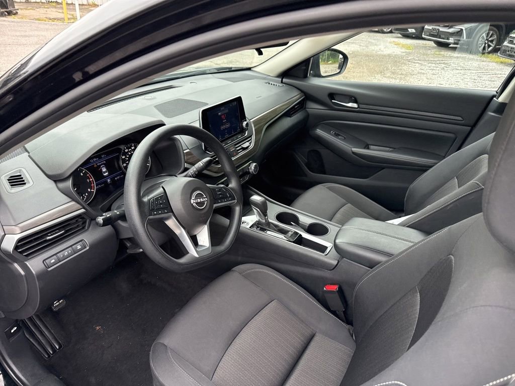Used 2025 Nissan Altima 2.5 SV FWD image 11