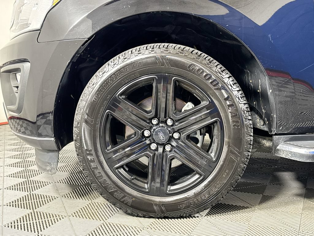Used 2020 Ford Expedition XLT w/ Equipment Group 202A AWD/4WD image 32