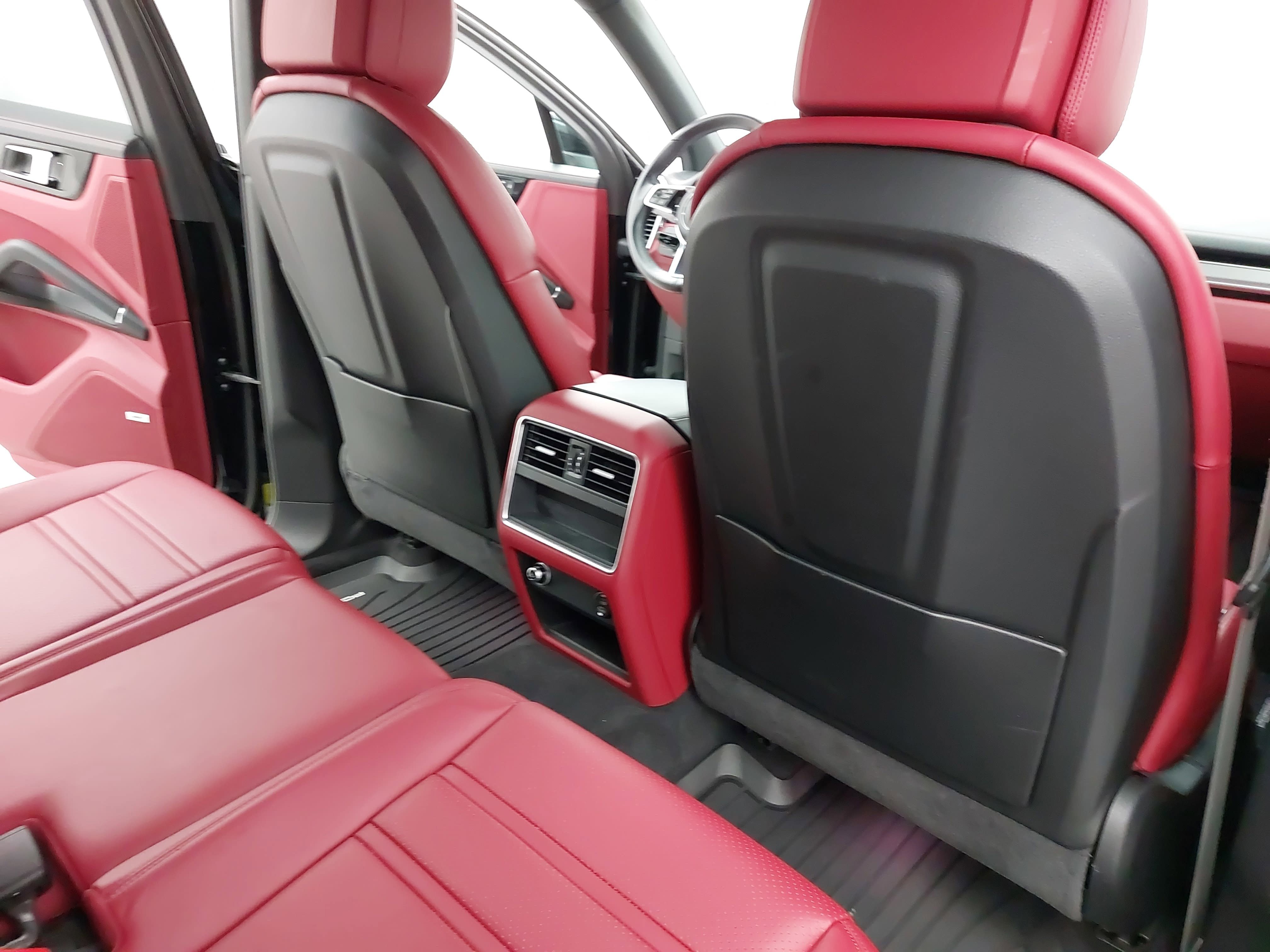 Certified 2023 Porsche Cayenne Platinum Edition AWD/4WD image 13