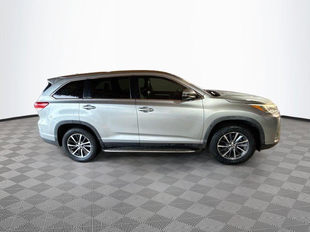 Used 2019 Toyota Highlander XLE FWD image 5