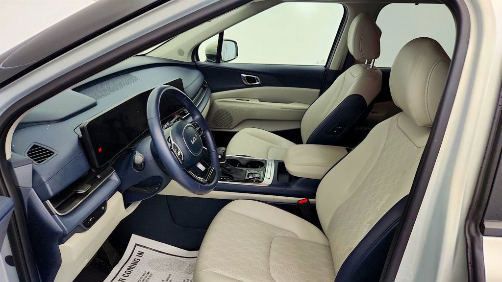 Used 2025 Kia Carnival EX FWD image 17
