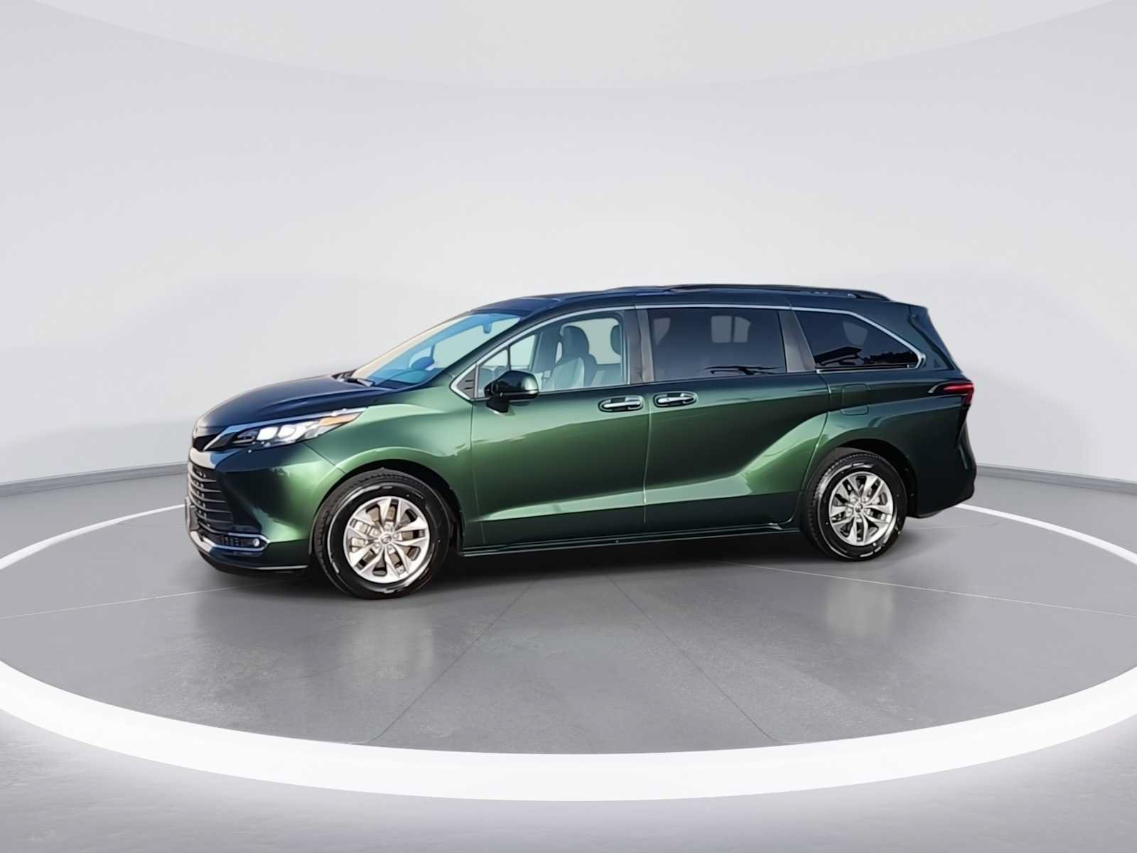 Certified 2024 Toyota Sienna XLE FWD image 4