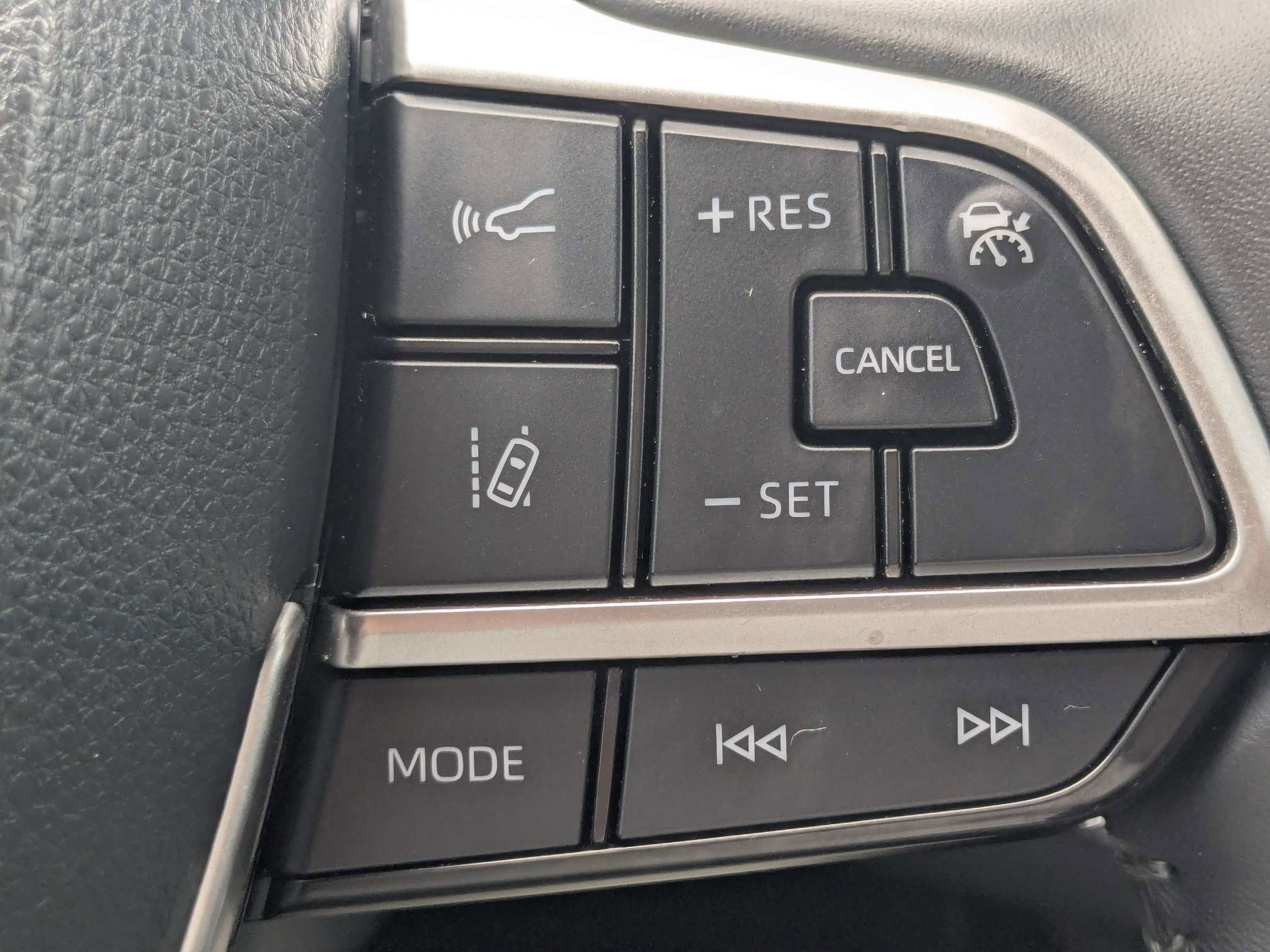 Used 2023 Toyota Highlander LE FWD image 37