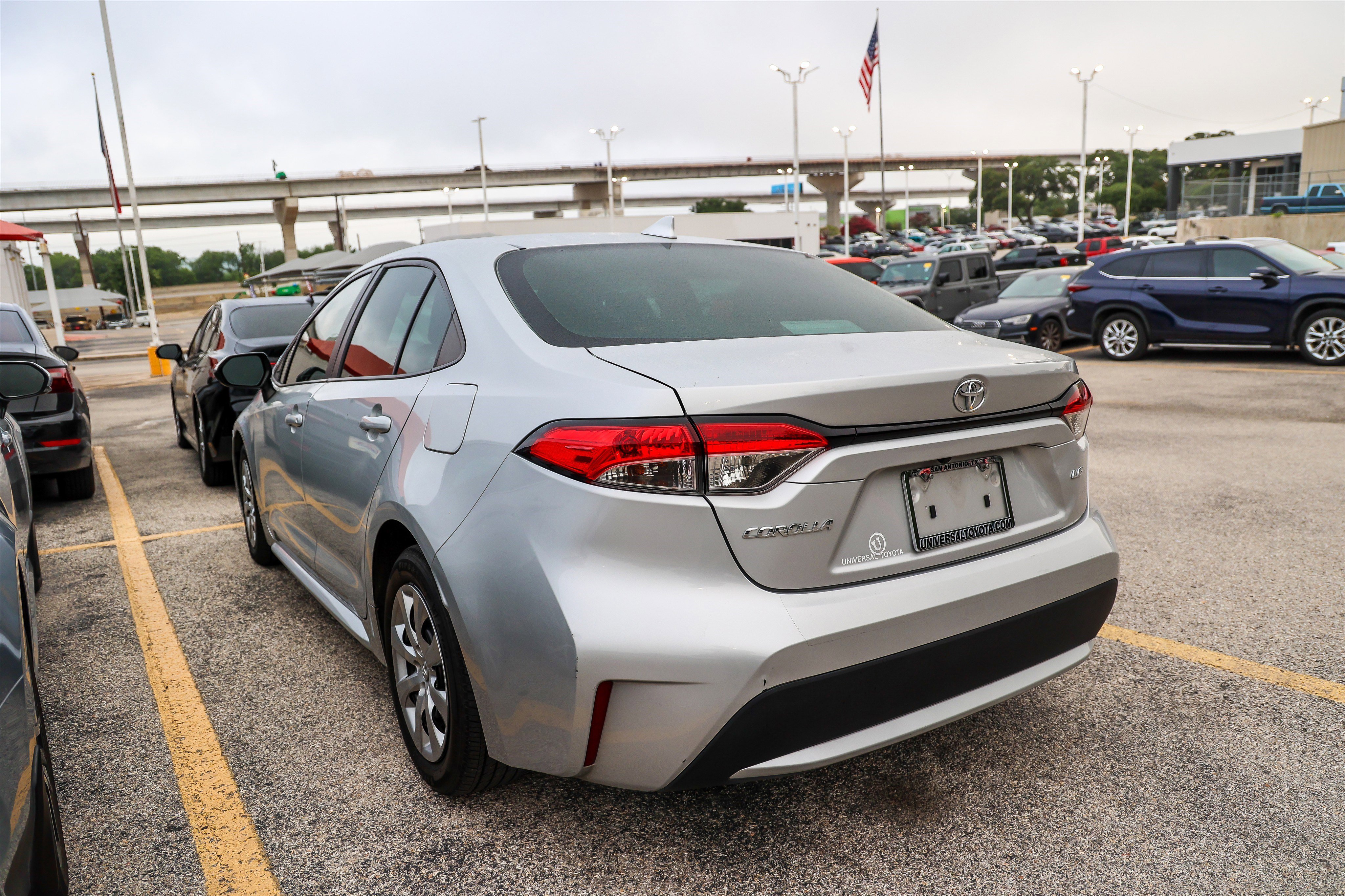 Used 2021 Toyota Corolla LE FWD image 9