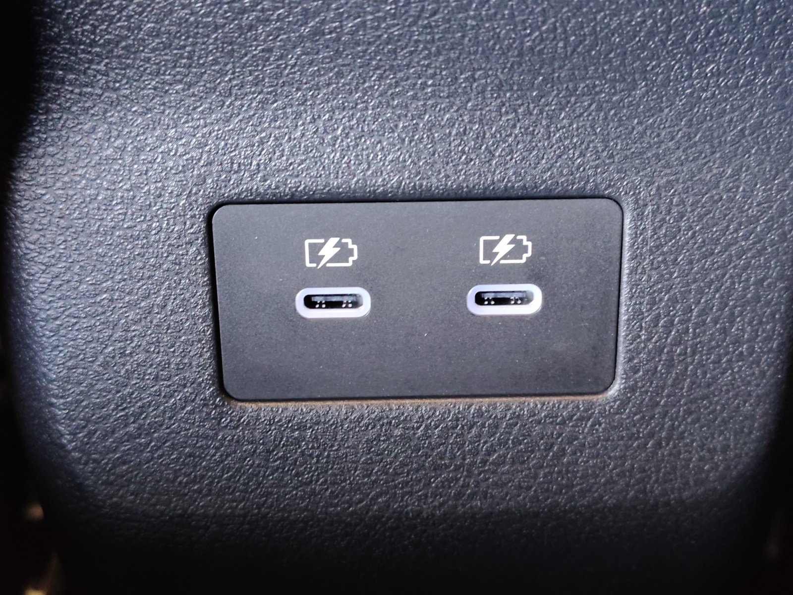 Used 2025 Nissan Kicks SR FWD image 30