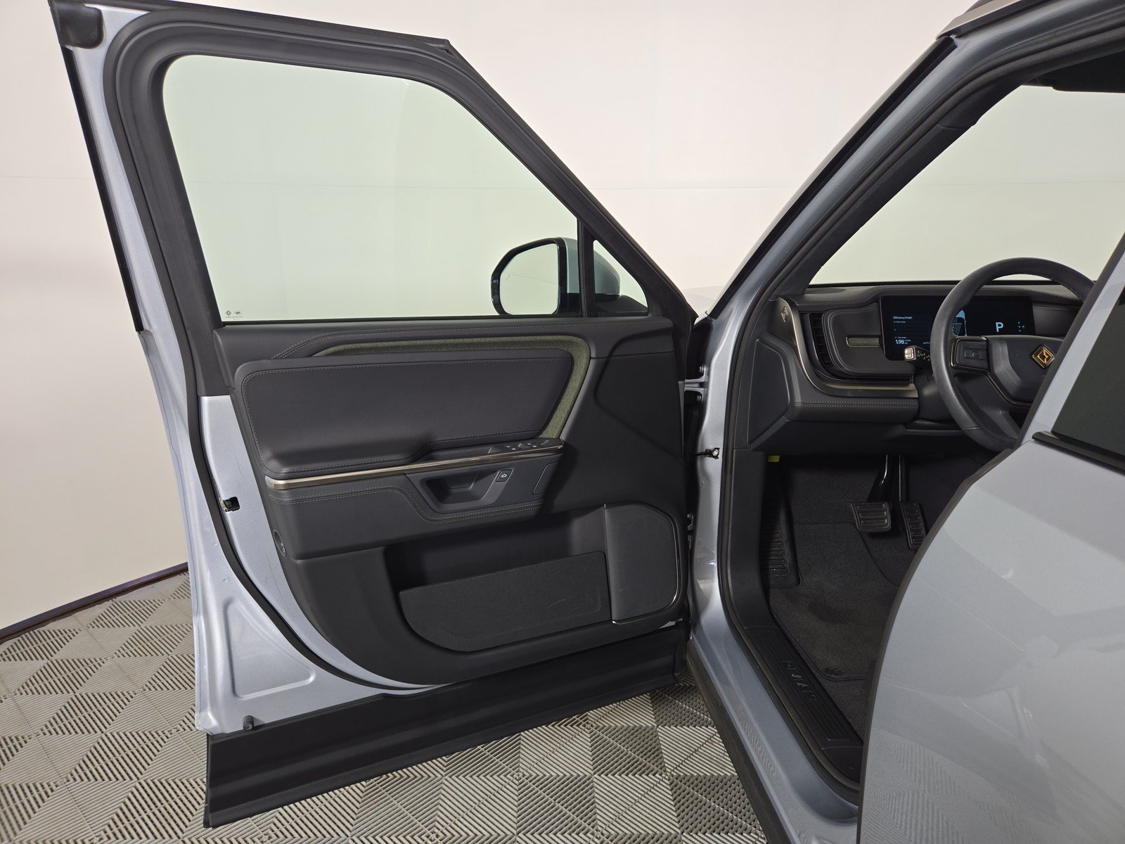 Used 2025 Rivian R1S Adventure AWD/4WD image 16