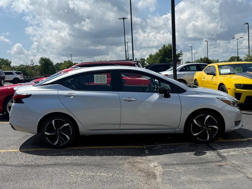 Used 2024 Nissan Versa SR FWD image 2
