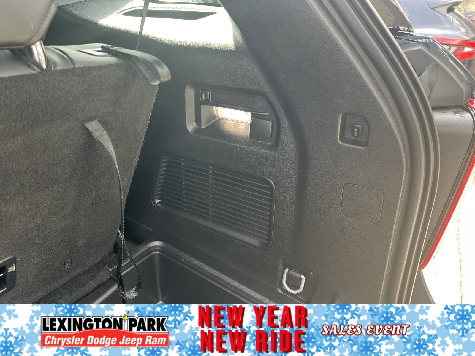 Used 2024 Ford Explorer XLT w/ Equipment Group 202A image 11