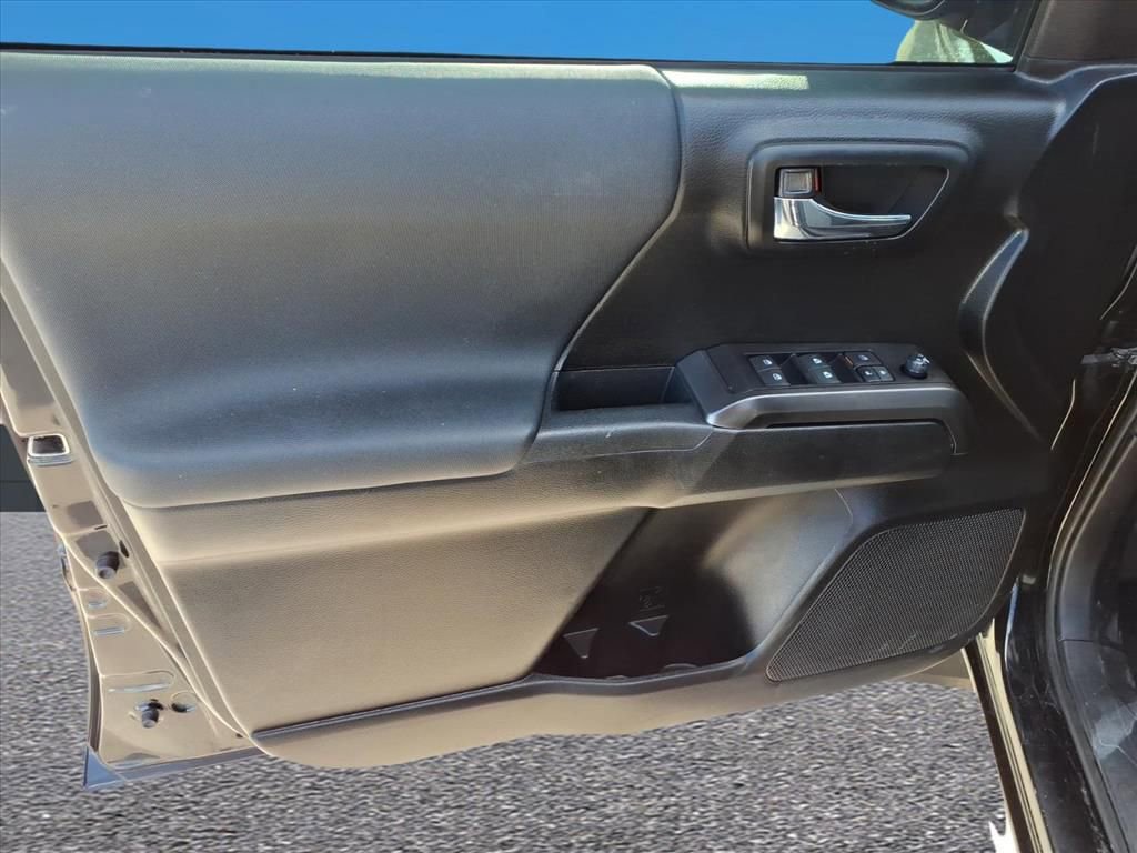 Used 2021 Toyota Tacoma TRD Off-Road image 15