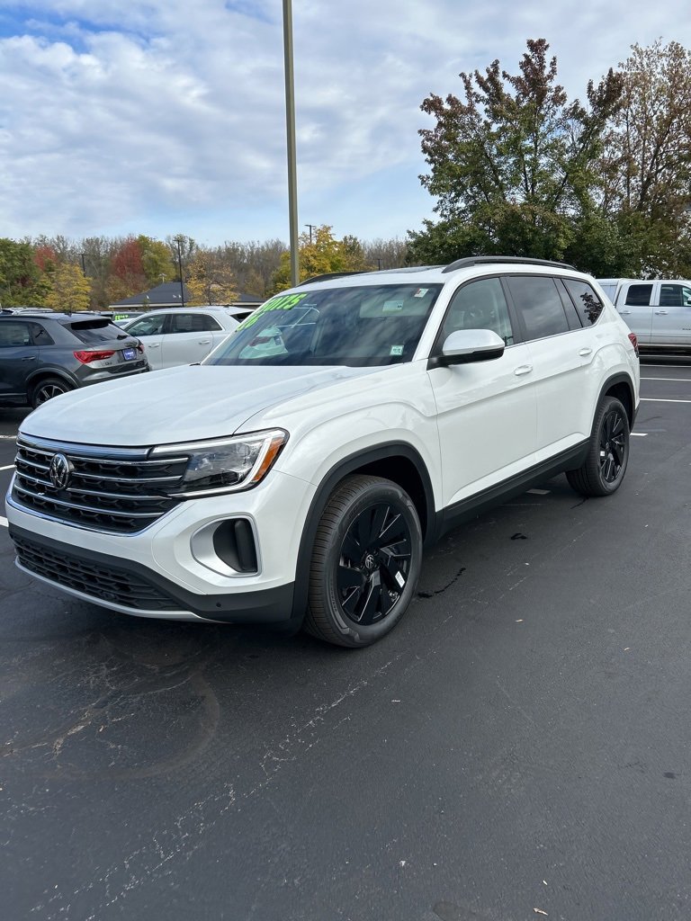 New 2026 Volkswagen Atlas SE image 2