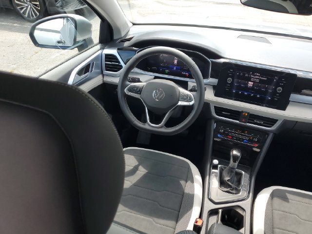Certified 2025 Volkswagen Taos SE w/ Panoramic Sunroof Package FWD image 7