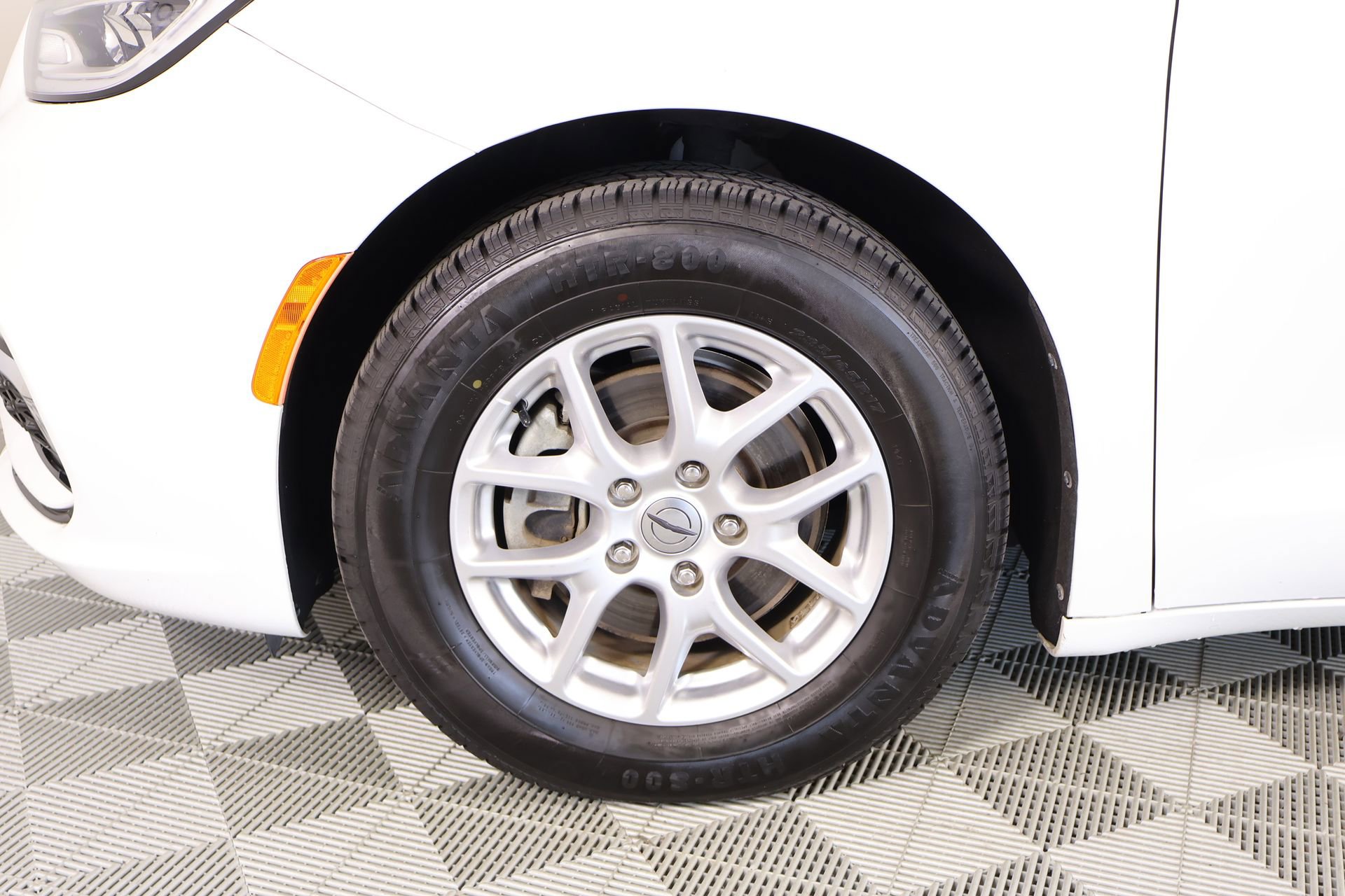 Used 2023 Chrysler Pacifica Touring-L image 17