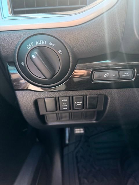 Used 2018 Nissan Titan SV w/ SV Convenience Package image 14