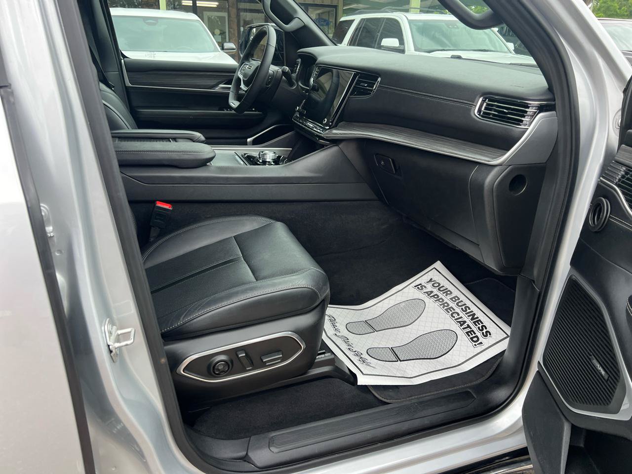 Used 2024 Jeep Wagoneer Series II w/ Flexible Seating Group AWD/4WD image 17