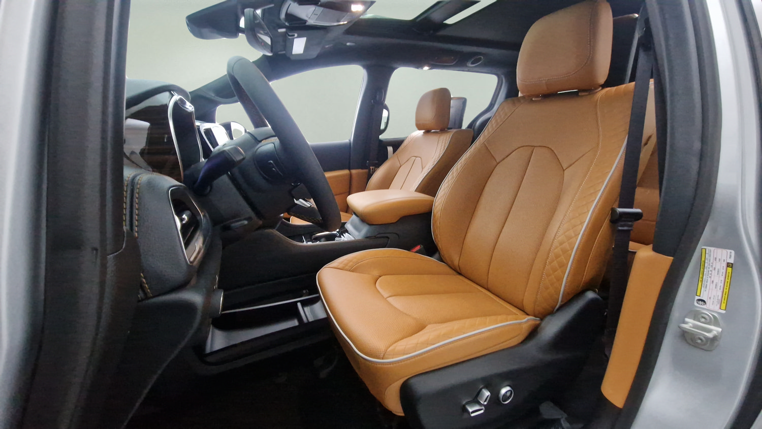 Used 2023 Chrysler Pacifica Pinnacle FWD image 12