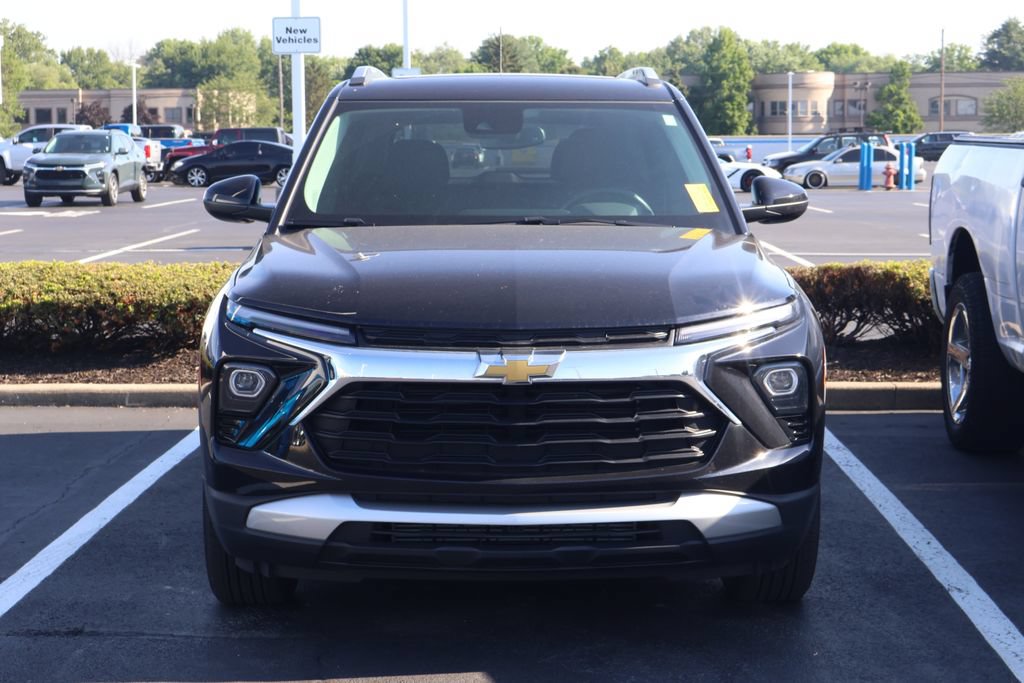 Used 2024 Chevrolet TrailBlazer LT w/ Convenience Package AWD/4WD image 2