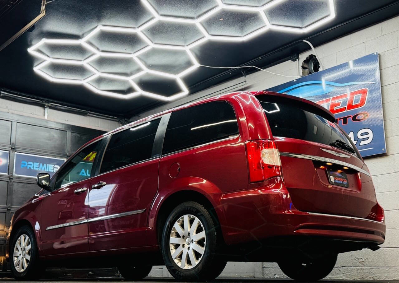 Used 2012 Chrysler Town & Country Touring-L w/ Entertainment Group #2 FWD image 10