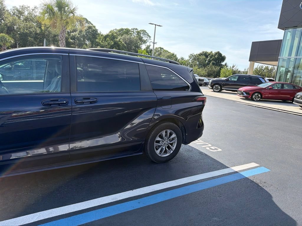 Used 2021 Toyota Sienna LE w/ LE Plus Package AWD/4WD image 3